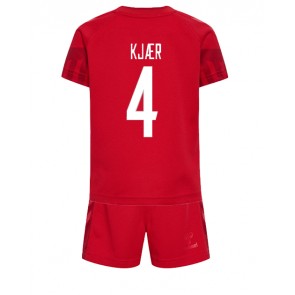 Danmark Simon Kjaer #4 Replika Babytøj Hjemmebanesæt Børn VM 2022 Kortærmet (+ Korte bukser)